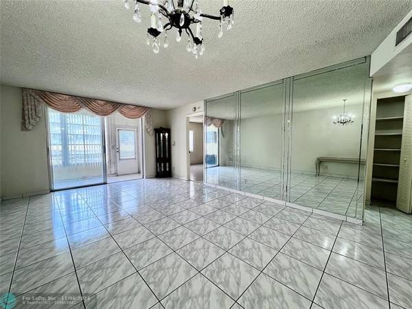 9181 Sunrise Lakes Blvd  #104, Sunrise, FL 33322