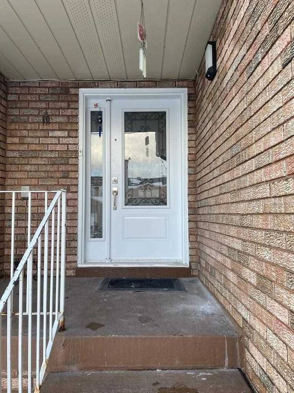 32 Tulip DR, Brampton, ON L6Y 3W2