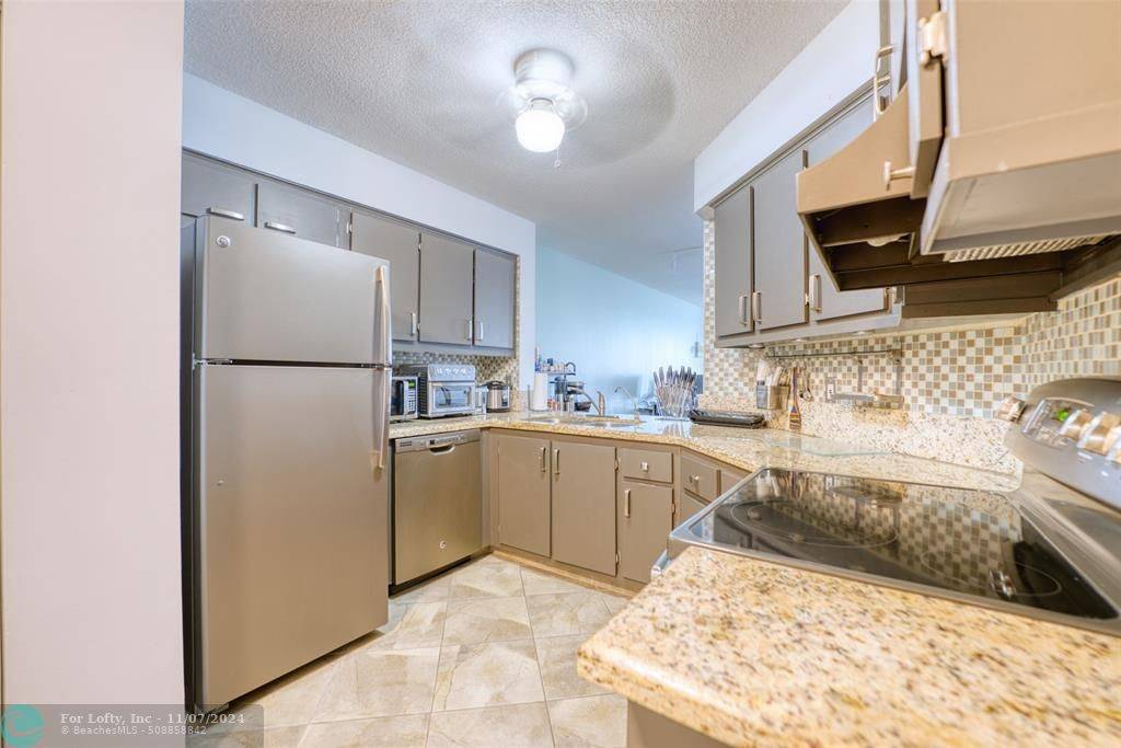 Oakland Park, FL 33309,118 Lake Emerald Dr  #406