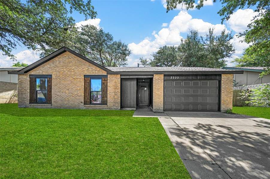 2222 Quail Hollow Drive, Grand Prairie, TX 75051