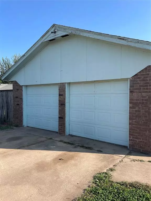 Moore, OK 73160,824 N Santa Fe Avenue