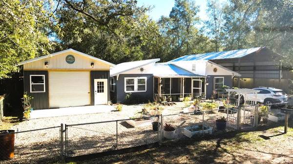 814 NW 2nd St, Carrabelle, FL 32322