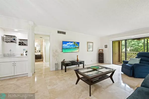 Weston, FL 33326,429 Lakeview Dr  #104