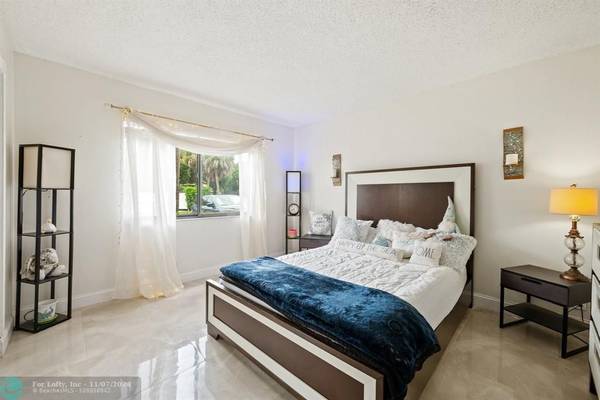 Weston, FL 33326,429 Lakeview Dr  #104