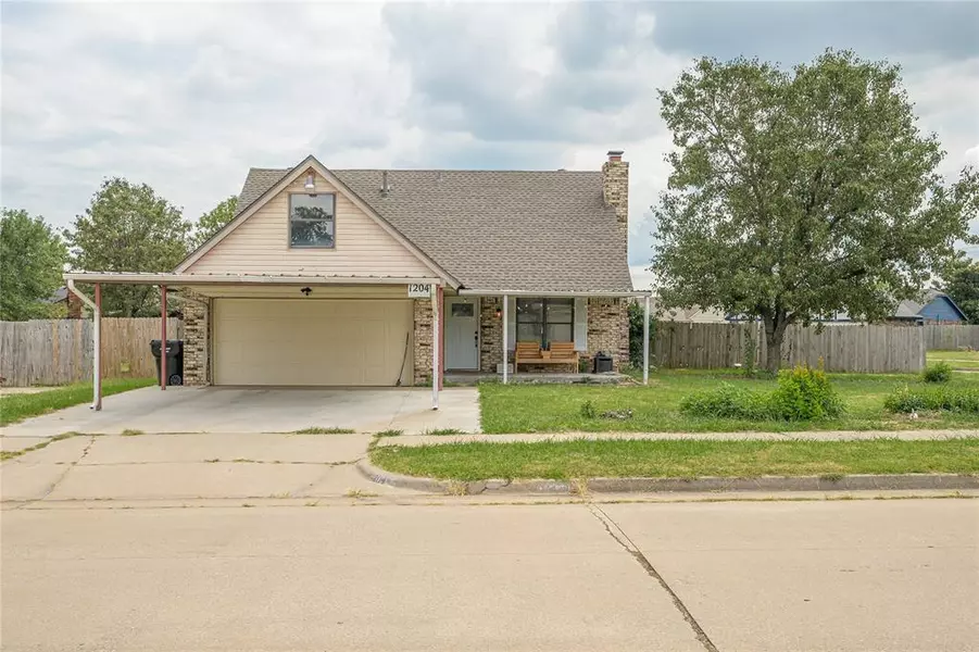 1204 Whispering Oaks Boulevard, Moore, OK 73160