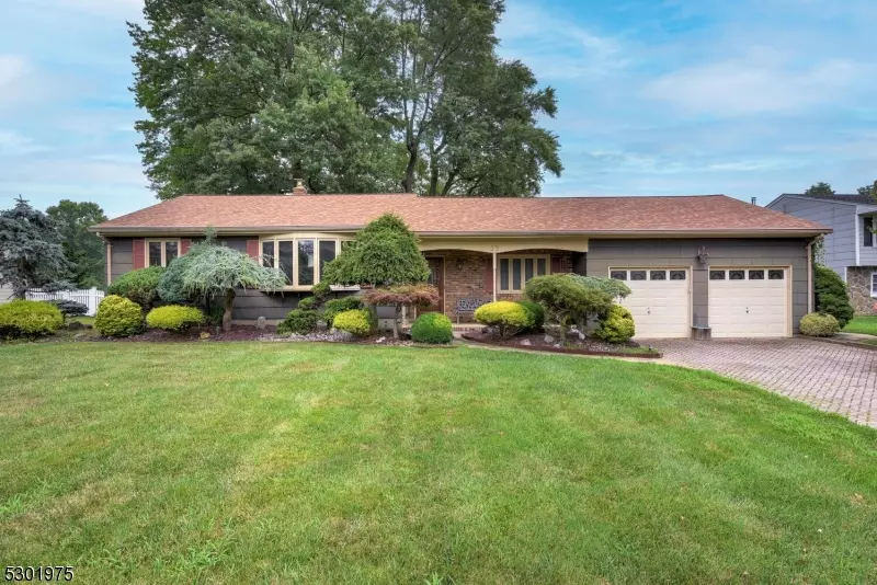 35 Woodcrest Ln, Green Brook Twp., NJ 08812