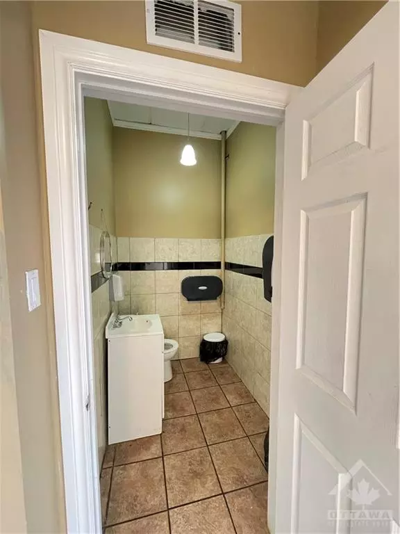 Ottawa, ON K1J 6M5,2200 MONTREAL RD #C10