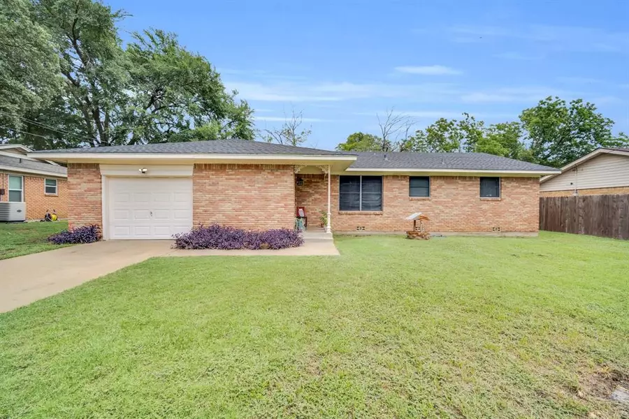 804 N Douglas Avenue, Cleburne, TX 76033