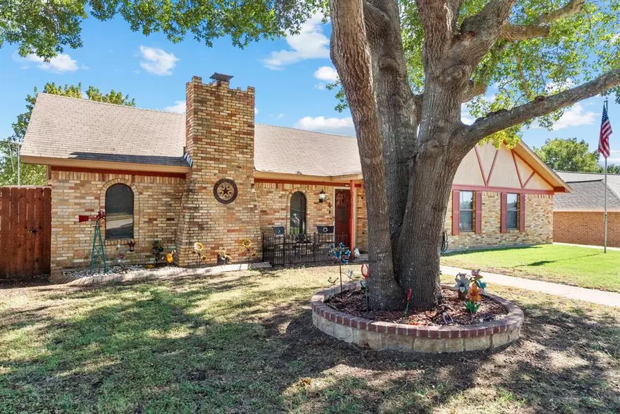 208 Dunigan Court, Benbrook, TX 76126