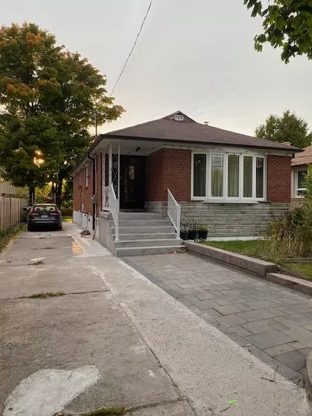 34 Crocus DR #Main, Toronto E04, ON M1R 4S6