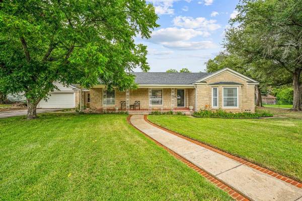 341 S Moseley Street, De Leon, TX 76444