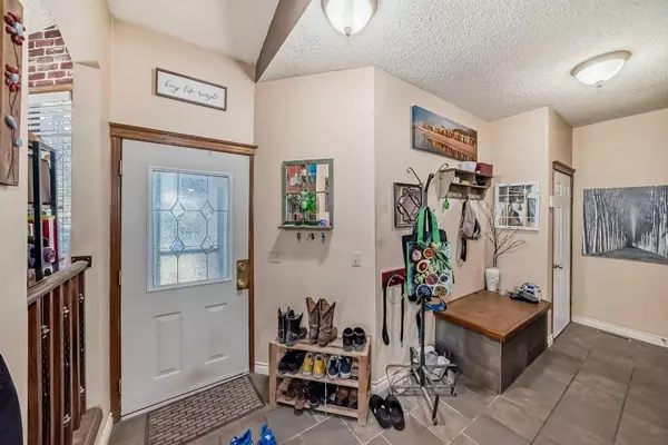 Calgary, AB T3K 3P2,9306 Santana CRES NW