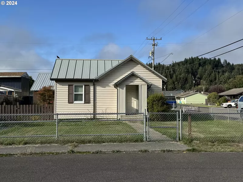 2007 CEDAR AVE, Reedsport, OR 97467