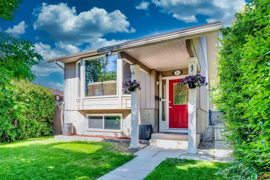 13 Edgeford RD NW, Calgary, AB T3A 2S5