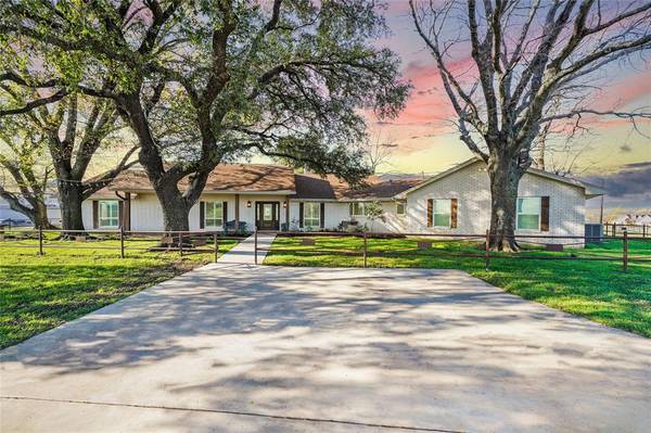 673 WN Woody Road, Azle, TX 76020