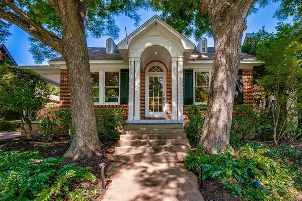 1127 N Edgefield Avenue,  Dallas,  TX 75208