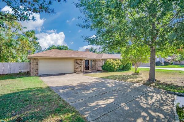 1628 Edge Hill Road, Benbrook, TX 76126