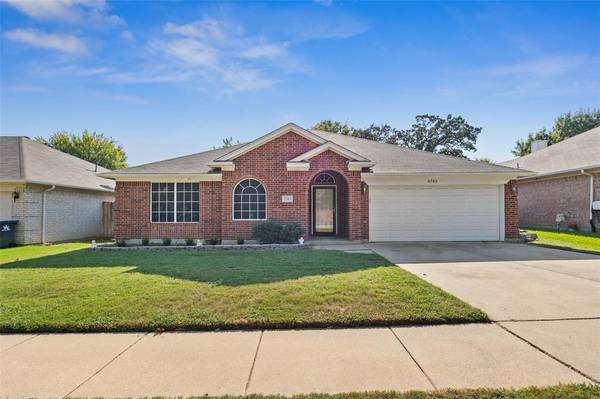 6743 Big Springs Drive, Arlington, TX 76001