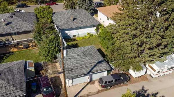 Calgary, AB T3E 2X8,2216 35 ST SW