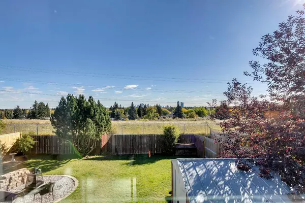 Calgary, AB T3H 1L3,48 Strathcona Close SW