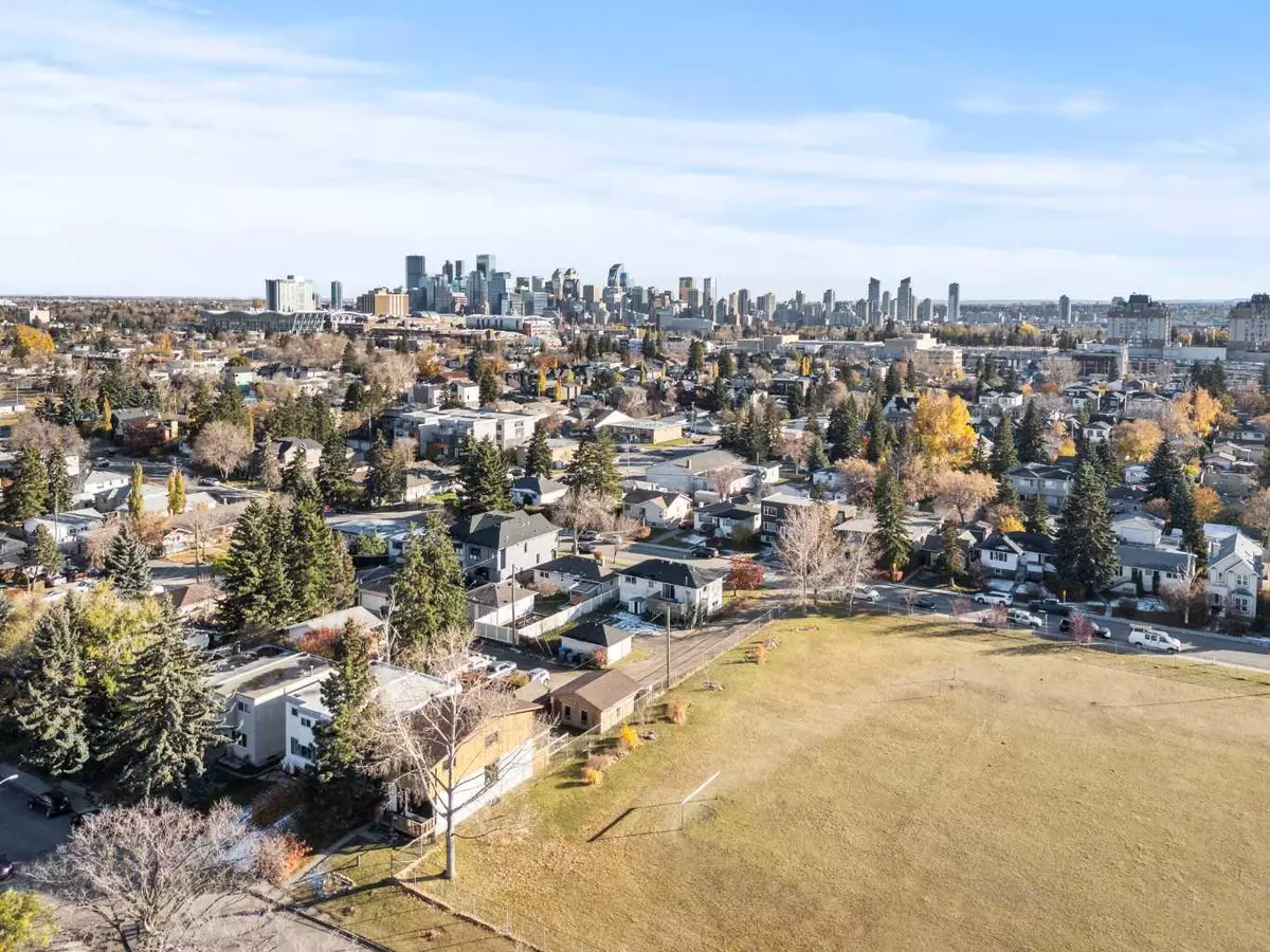 Calgary, AB T2M 1R5,1723 22 AVE NW