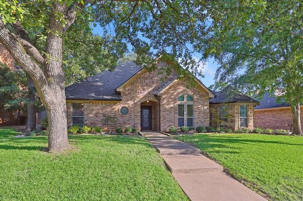 3048 Creekbend Circle,  Grapevine,  TX 76051