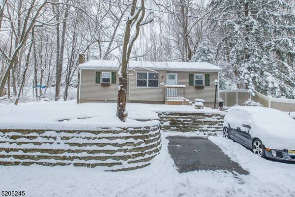 20 Meadow Rd, West Milford Twp., NJ 07480