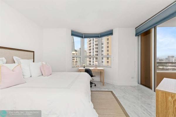 Miami, FL 33131,808 Brickell Key Dr  #2703