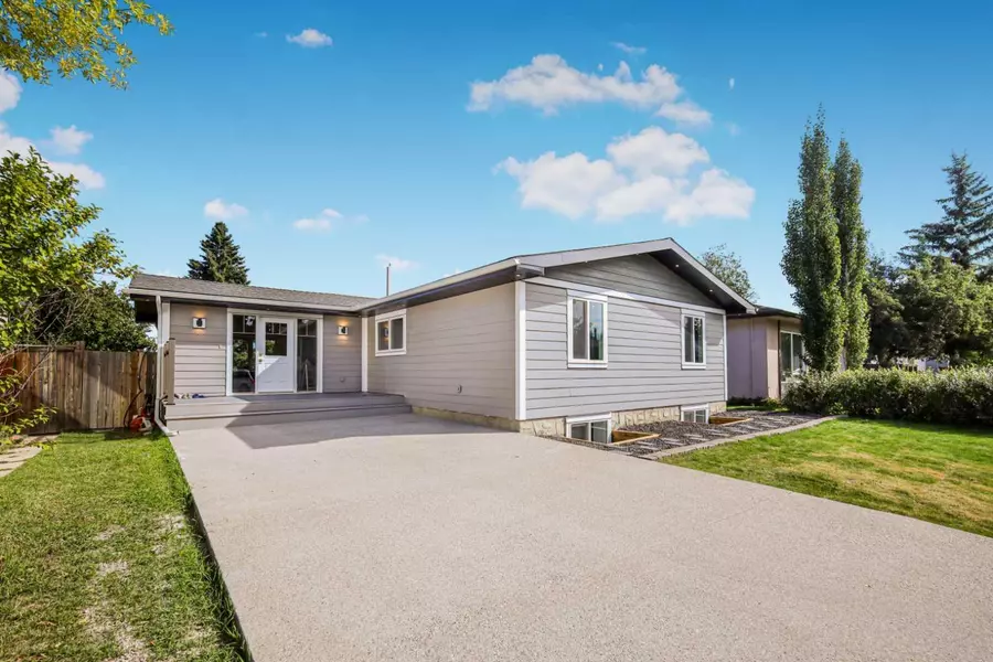 10604 Oakmoor WAY Southwest, Calgary, AB T2W 2H8