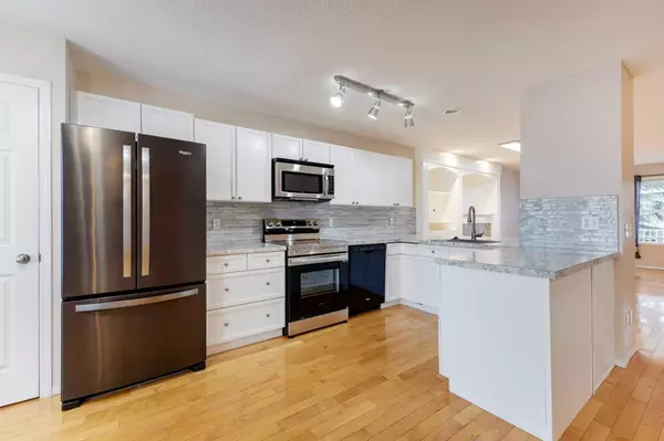 Calgary, AB T3K 5K1,30 Country Village LNDG NE