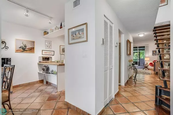 Wilton Manors, FL 33305,670 Kensington Pl  #5B