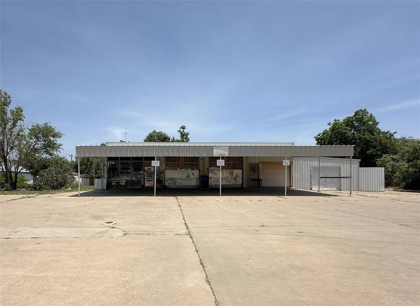 230 N Louis Tittle Avenue, Mangum, OK 73554