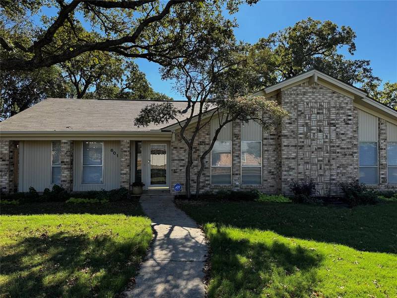 601 W Louella Drive, Hurst, TX 76054