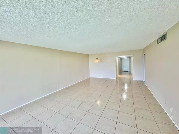 Pompano Beach, FL 33069,2601 S Palm Aire Dr  #212