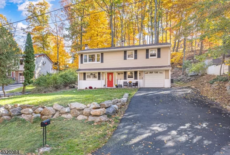 39 Mountain Trl, Hopatcong Boro, NJ 07843