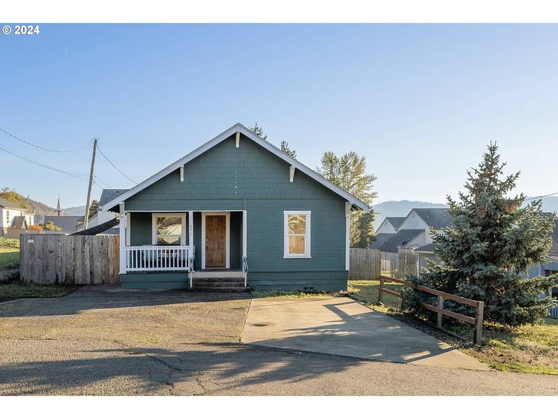 671 NE MEADOW AVE, Roseburg, OR 97470