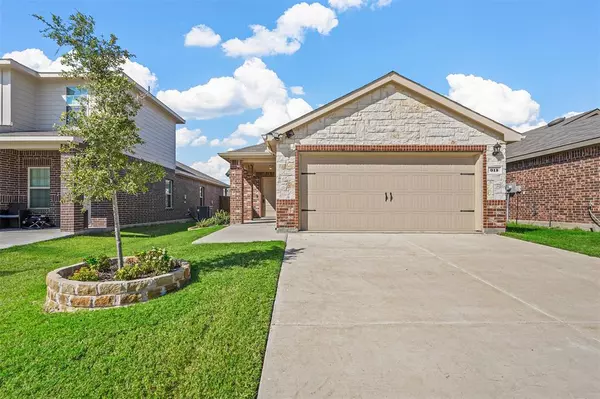 915 Hay Loft Lane,  Royse City,  TX 75189