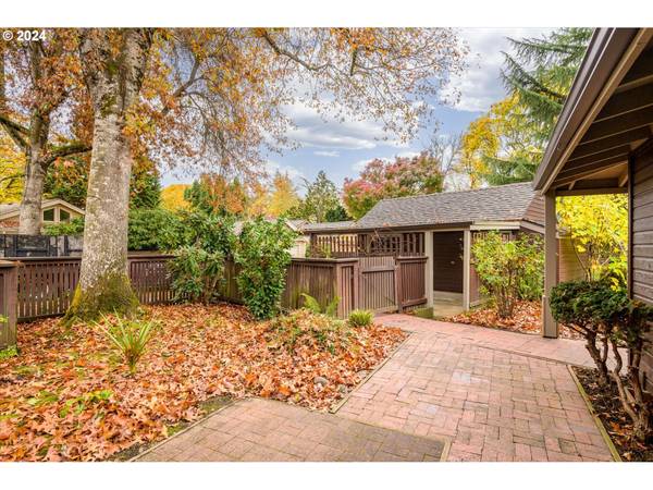 Eugene, OR 97401,255 SPYGLASS DR