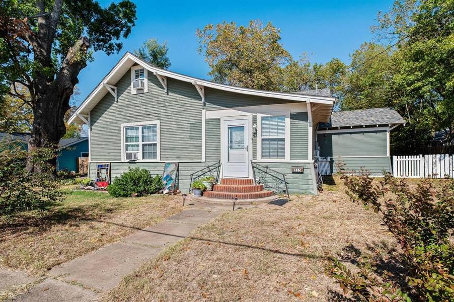 215 E 11th Street, Bonham, TX 75418