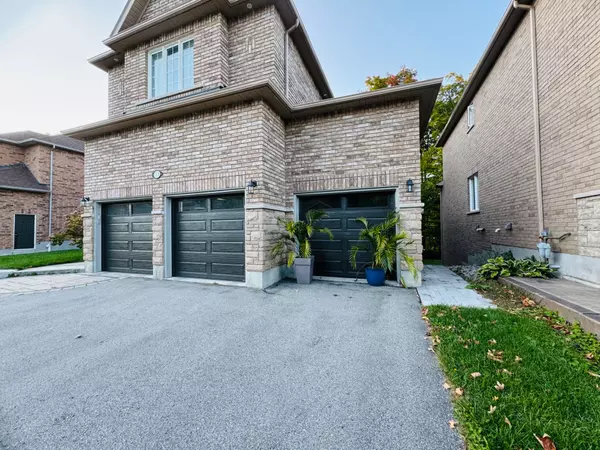 33 Camelot SQ, Barrie, ON L4M 0C3