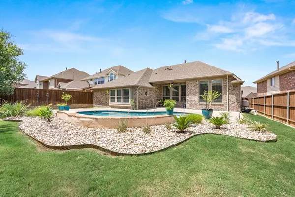 976 Bentley Drive, Roanoke, TX 76262