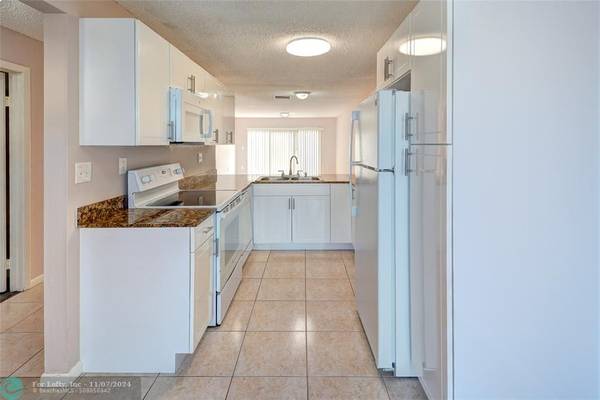 Deerfield Beach, FL 33064,858 Crystal Lake Dr  #858