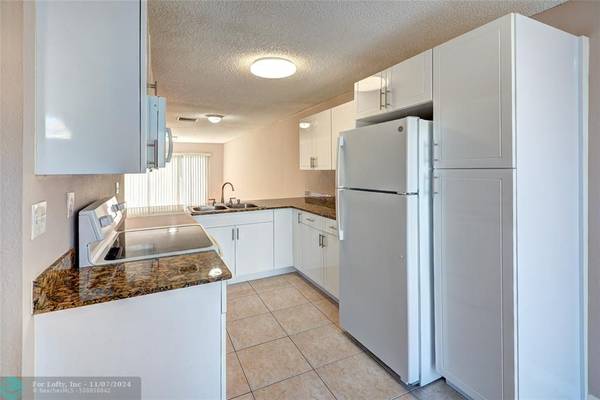 Deerfield Beach, FL 33064,858 Crystal Lake Dr  #858