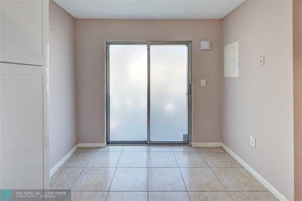 Deerfield Beach, FL 33064,858 Crystal Lake Dr  #858