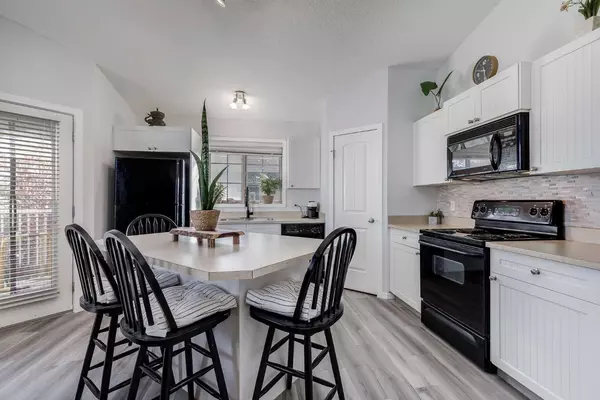 Calgary, AB T2Y 5J7,31 Everridge SQ SW #202