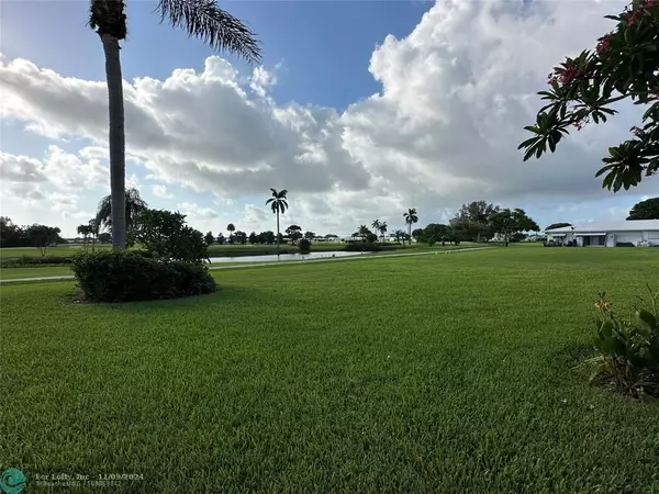 Boynton Beach, FL 33426,100 SW Golfview Ter  #121