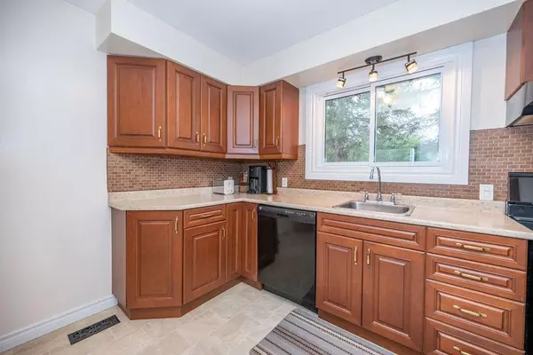 Laurentian Hills, ON K0J 1P0,103 MONCK SQ