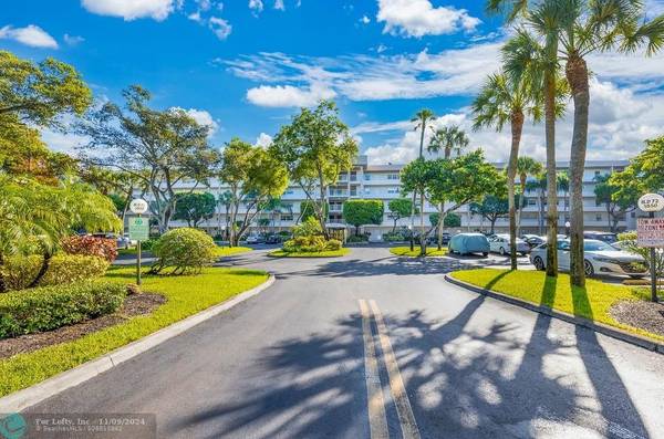 3850 N Oaks Clubhouse Dr  #208, Pompano Beach, FL 33069