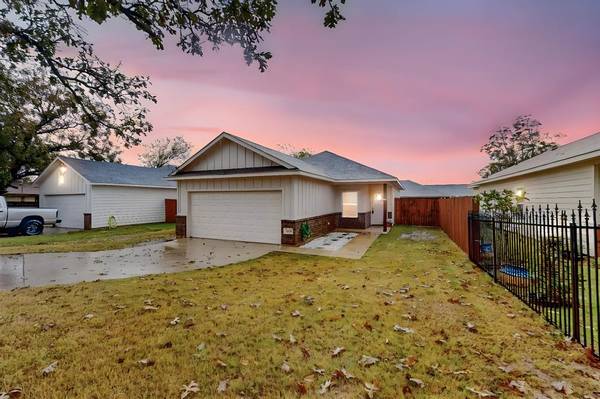 209 S Baugh Street, Alvarado, TX 76009