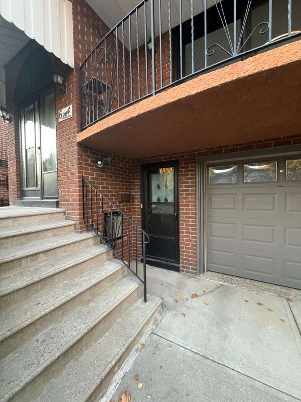 6 Romanway CRES, Toronto W04, ON M9N 3S3